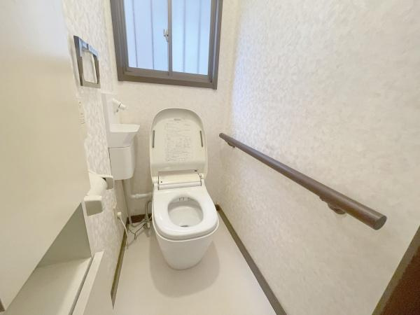 【トイレ】 | 清潔感のある広々トイレです♪
節水型でエコなトイレには、今では当たり前のウォシュレット付き。便座を温める機能付き！