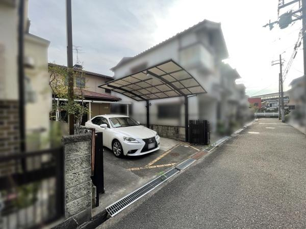 【前面道路含む現地写真】 | 前面道路は閑静な住宅地をはしる車通りの少ない道路。お車の出し入れが苦手なママや小さなお子様にも安心ですね。しっかり舗装もされているので、ベビーカーや自転車で通っても快適に通行できます。