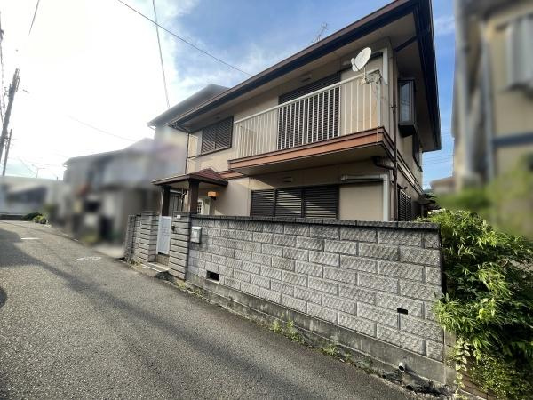 【前面道路含む現地写真】 | 低層の一戸建てを中心とした街並みが整然と続き、周辺は高い建物が建っていないので、採光や開放性に恵まれる環境です。