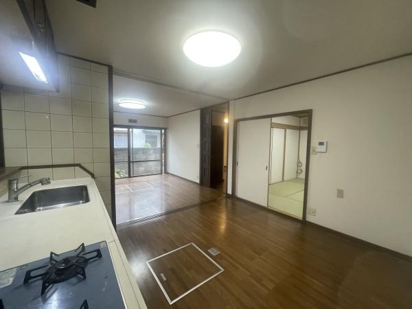 【キッチン】 | ご家族みんなで調理ができる位のスペースを実現したキッチン空間となっております。みんなで作った料理を召し上がりながらの会話は至福のひとときになるはずです♪