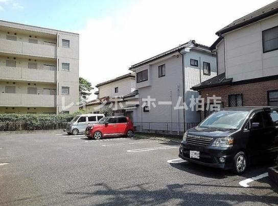 エアコン全室あり☆ネット無料☆最上階角部屋☆の駐車場|駐車スペースもあります