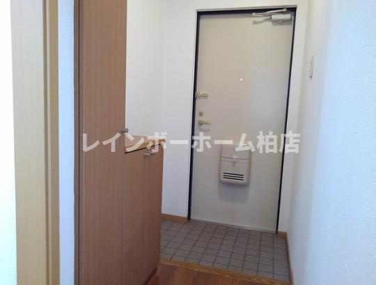 エアコン全室あり☆ネット無料☆最上階角部屋☆の玄関|収納もある玄関です