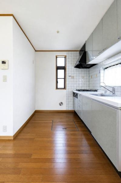 横浜市保土ケ谷区上菅田町の中古一戸建のキッチン|窓のある明るいキッチンは、自然光を取り込みながら気持ちよく家事ができる空間。調理スペースもしっかり確保され、収納も豊富で毎日の料理や片付けがスムーズに進みます。