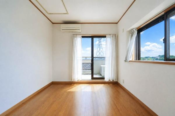 横浜市保土ケ谷区上菅田町の中古一戸建の子供部屋|2面採光で明るさと風通しに恵まれた洋室。窓からの自然光が心地よく差し込み、主寝室や子ども部屋、書斎や趣味のスペースなど幅広い用途に対応できます。