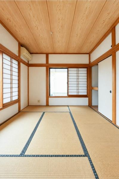 横浜市保土ケ谷区上菅田町の中古一戸建の和室|落ち着いた雰囲気の和室は、客間やくつろぎの場としてはもちろん、お子さまの遊び場や家事スペースとしても活躍。押入収納も備えており、すっきりとした空間を保てます。