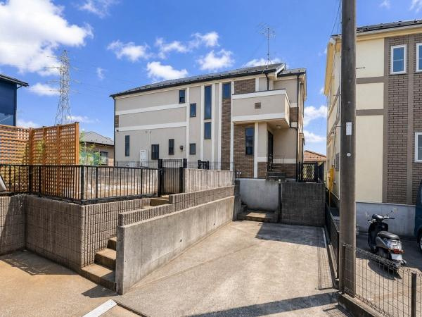 横浜市保土ケ谷区上菅田町の中古一戸建の外観|ゆとりあるカースペースを備えた落ち着いた佇まいの中古戸建。周辺は住宅が建ち並ぶ穏やかな住環境で、現地では建物のボリューム感や敷地の広さもぜひご確認ください。