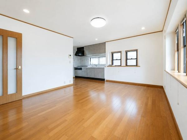 横浜市保土ケ谷区上菅田町の中古一戸建の居間・リビング|広さをしっかり感じられるLDKは、リビングスペースとキッチンのつながりが良く、ご家族の会話も弾む間取り。窓面も多く、明るさと風通しの良さを実感できる快適な住空間です。
