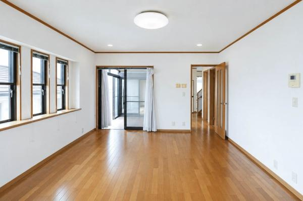 横浜市保土ケ谷区上菅田町の中古一戸建の居間・リビング|ワイドな広がりが魅力のLDKは、複数の窓から心地よい光を採り込む開放的な空間。隣接スペースとの一体利用もしやすく、日常のくつろぎ時間をより豊かにしてくれます。