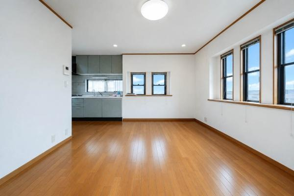 横浜市保土ケ谷区上菅田町の中古一戸建の居間・リビング|ゆとりあるLDKは、キッチンとダイニング・リビングが一体となった使いやすい空間設計。複数の窓から光を取り込み、家具配置のしやすさと開放感を兼ね備えた心地よい空間です。