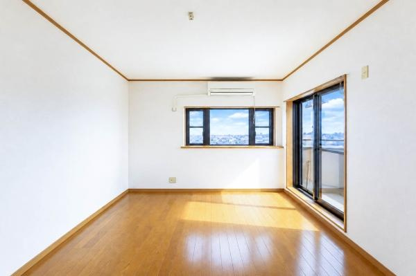横浜市保土ケ谷区上菅田町の中古一戸建の洋室|バルコニーに面した明るい居室は、大きな開口部からたっぷりの陽光が差し込みます。開放感のある眺望も魅力で、主寝室やゆとりあるプライベート空間として快適にお使いいただけます。