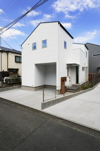 横浜市泉区和泉町の新築一戸建の前面道路含む現地写真