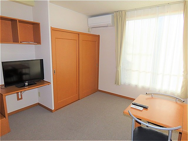 レオパレス蒼久保の居間・リビング|2階はカーペットのお部屋です
