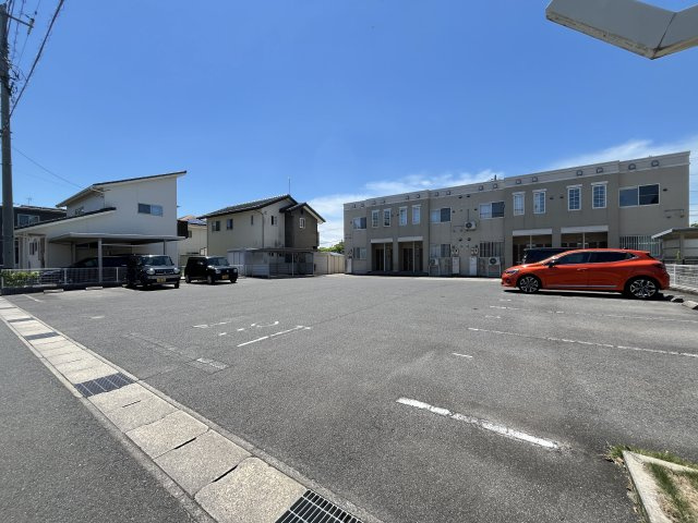 エヌリードの駐車場