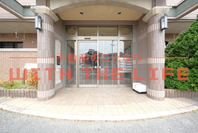 ルミエール合川【キャッシュバック対象物件】のエントランス|落ち着いたエントランスです