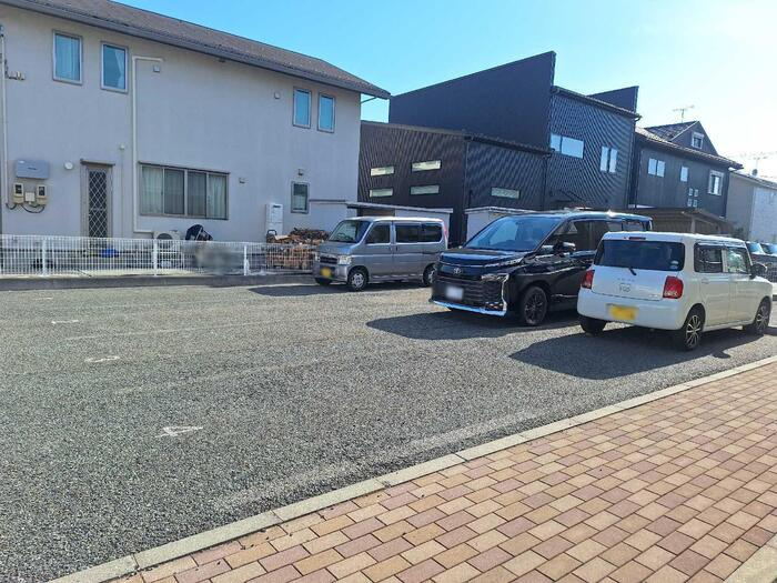 グランディフローラの駐車場
