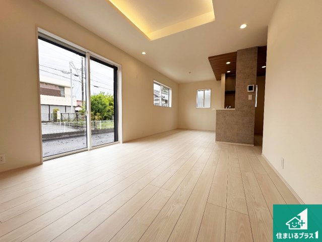 明石市魚住町中尾　新築一戸建ての居間・リビング|日当たり良好の明るいリビングで朝の目覚めもスッキリできそう！対面キッチンでご家族のコミュニケーションも自然と増える設計！小さなお子様が遊ぶスペースを作っても広々とくつろげるLDK！