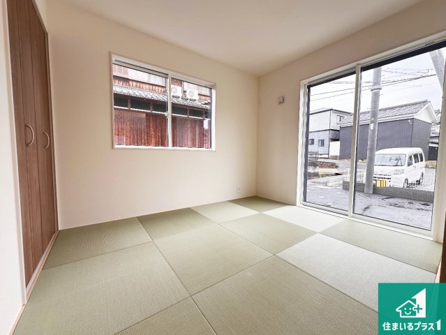 明石市魚住町中尾　新築一戸建ての和室|一室あると便利な和室は客間としてだけでなく、小さなお子様のプレイルームや食後のくつろぎスペースとしてもご利用いただけます。収納もついていますので大活躍間違いなし！