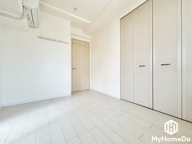 ローレルコート志賀本通の洋室|明るい光が広がる白いフローリングに、壁一面の大きなクローゼットが目を惹く洋室。
かさばるお洋服や荷物もたっぷりしまえるので、お部屋はいつでもスッキリ開放的。