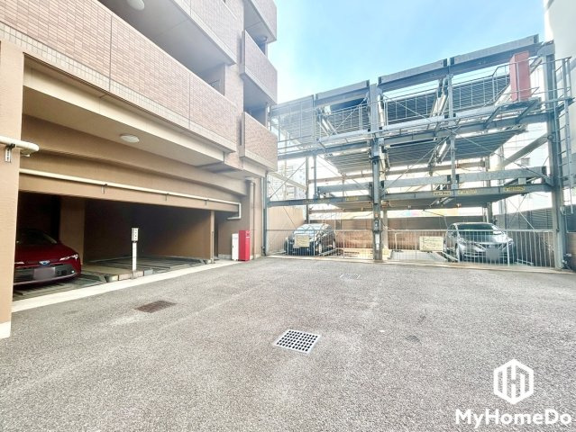 ローレルコート志賀本通の駐車場|愛車を雨風や日差しから守りやすい建物下のピロティタイプと立体機械式を採用。