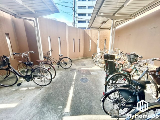 ローレルコート志賀本通の駐輪場|雨の日でも濡れにくいしっかりとした屋根を備えた、敷地内の駐輪スペースです。