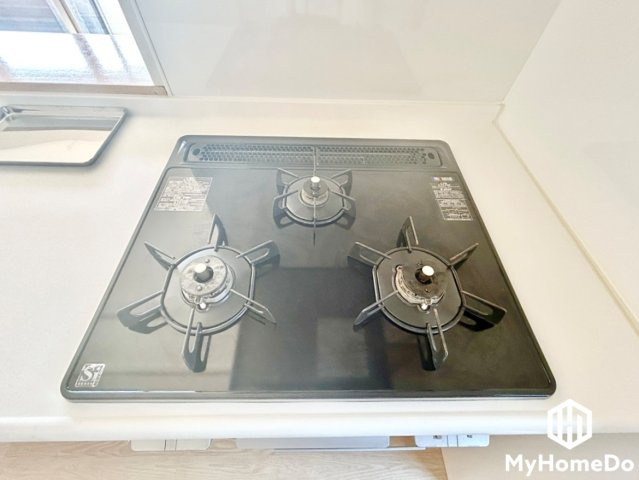 ローレルコート志賀本通のキッチン|スープの温め、炒め物、煮込み料理などを一度に並行して進められます。忙しい夕食の準備時間もスマートに短縮できる、お料理好きには嬉しい設備です。