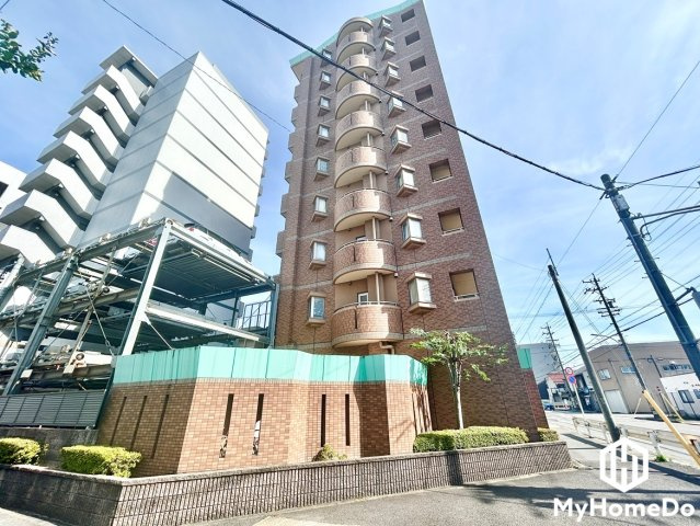 ローレルコート志賀本通の外観|ブラウンの総タイル貼りが洗練された印象を与える外観です。角部屋ならではの緩やかなアールを描くバルコニーや小粋な出窓デザインが、建物の美しい立体感を演出。