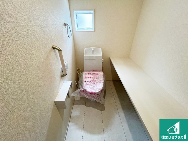 明石市魚住町中尾　第2期　新築一戸建てのトイレ|1・2階の2ヶ所にあるので、朝の忙しい時間の順番待ちもなく、深夜の利用にも大変便利です。