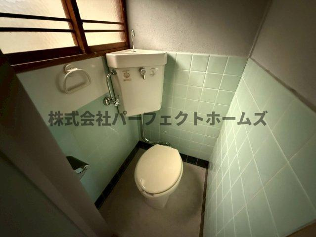 ツーイー寝屋川平屋のトイレ|落ち着いた色調のトイレです