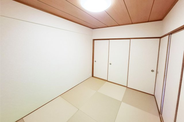 レックスガーデン堺東の和室|和室：半帖畳・入口襖を新調、クロスを貼替えるなどリフォーム済み。