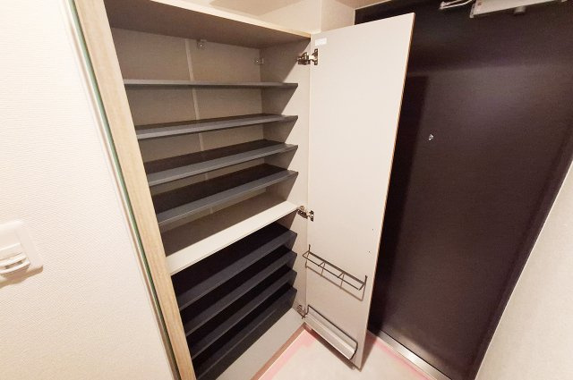 ファミールハイツ堺II番館の収納|玄関：収納力の高い下駄箱で、家族分の靴もすっきりと片付きます。
