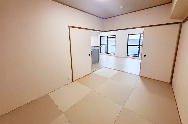 ファミールハイツ堺II番館の和室|和室：襖を開ければLDKとの一体利用も可能です。