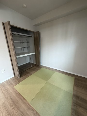 クリオレジダンス八王子ザ・マークスの和室|4.0帖の和洋室には大型の収納あり。小さなお子様が遊んだり、来客時にも活躍する畳。ラグやカーペットを敷いて洋室として使用することも可能です。