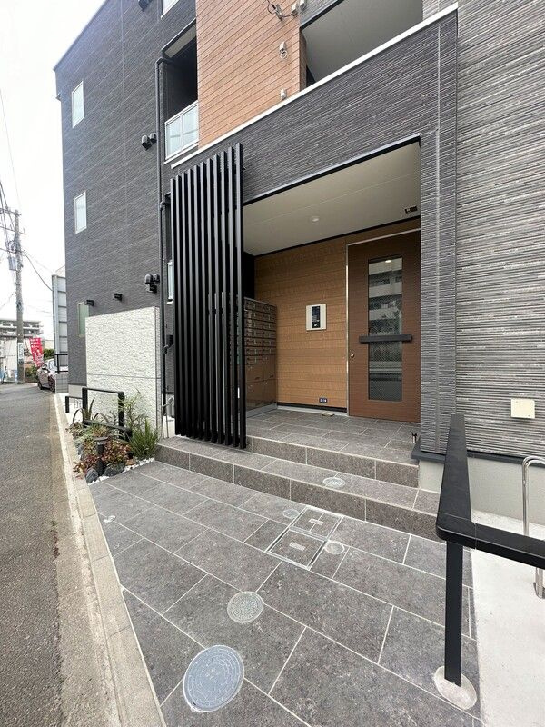 横浜市磯子区滝頭３丁目の賃貸マンションのエントランス