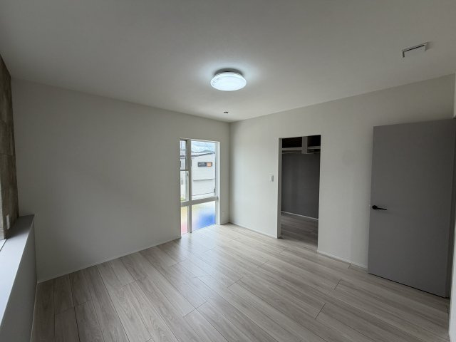 タマタウン　豊川市三蔵子町西浦の洋室|主寝室はご夫婦がゆったりと休める落ち着いたプライベート空間として使えるお部屋です。
ベッドを置いてもゆとりがあり、リラックスして過ごせるのが魅力です！
