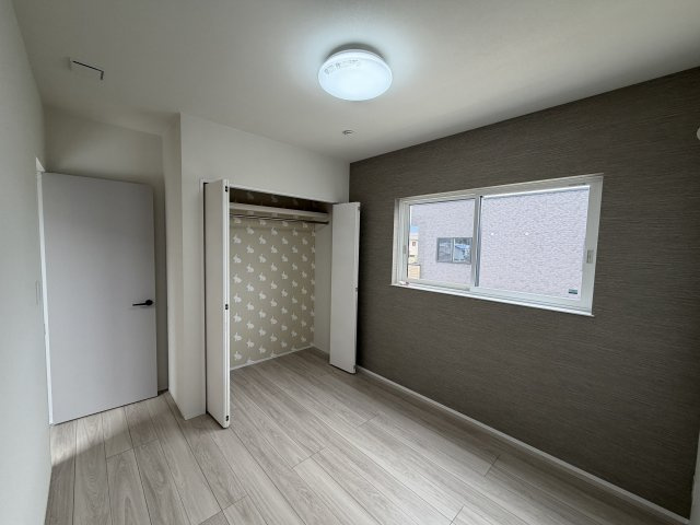 タマタウン　豊川市三蔵子町西浦の洋室|ベッドと勉強机を置いて丁度よい広さです。CLを備えているのでお部屋すっきり！
子ども部屋として使用するのに最適な広さで、家具の配置がしやすく居心地の良いプライベート空間です!