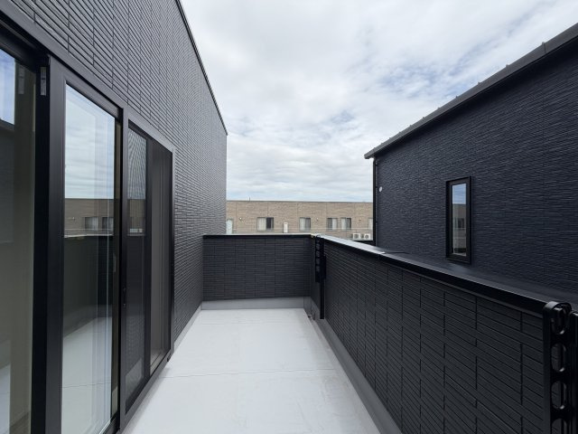 タマタウン　豊川市三蔵子町西浦のバルコニー|日当たりの良いバルコニーは、お布団や洗濯物もゆったり干すことができます！
