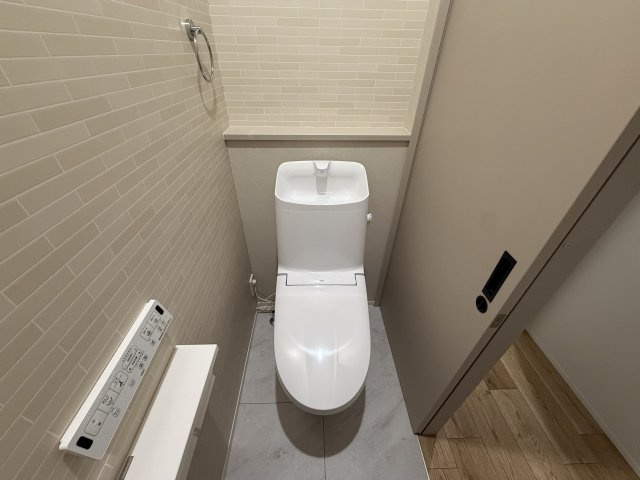 タマタウン　豊川市三蔵子町西浦のトイレ|ウォシュレット機能付きの温水洗浄便座を完備しております！寒い冬もヒヤリとすることなく快適にご使用いただけます！
