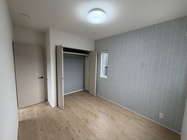 タマタウン　豊川市三蔵子町西浦の洋室|ベッドや机を置いても使いやすく、子ども部屋や寝室としてもちょうど良い広さです！
シンプルで使い勝手がよく、ライフスタイルに合わせて自由に使えるのも魅力です！
