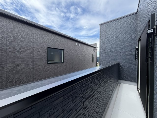 タマタウン　豊川市三蔵子町西浦の和室|日当たりの良いバルコニーは、お布団や洗濯物もゆったり干すことができます！

