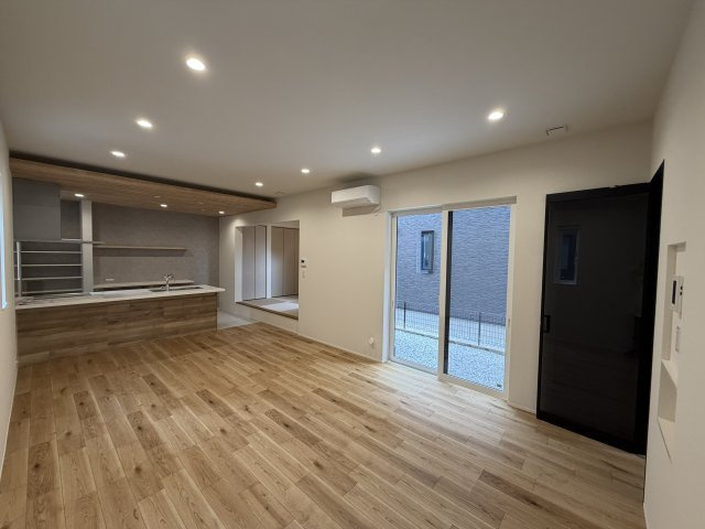 タマタウン　豊川市三蔵子町西浦の居間・リビング|家具の配置がしやすい長方形の間取りで、リビングとダイニングをバランスよく使い分けられます！無駄なスペースが出にくく、リビングの広さをしっかり活かせる使い勝手の良い空間です！