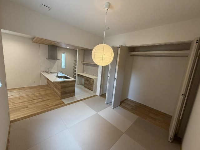 タマタウン　豊川市三蔵子町西浦の和室|リビング横の居室はお子様の遊びスペースにぴったりです！ 扉を閉めればお子様のミルクの時間も気を遣う事なく使用いただけます◯
