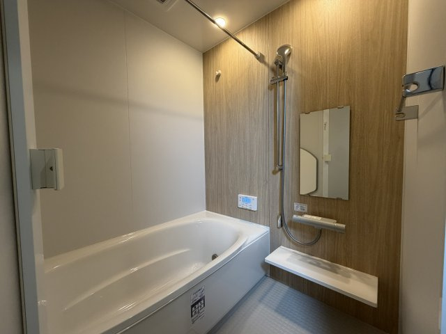 タマタウン　豊川市三蔵子町西浦の浴室|浴室乾燥機＆給湯器付きで、毎日の暮らしを快適に過ごせます。天候を気にせず洗濯もでき、いつでも温かいお風呂を楽しめます！一坪タイプのバスルームなので足を伸ばして快適にくつろげます！