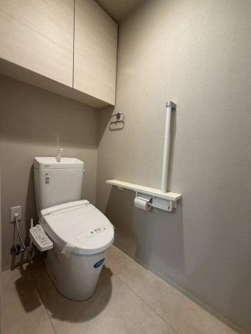 アネージュ大みかグラスタのトイレ|ウォシュレット付きトイレです。暖房便座にもなっているため、寒いときはご利用いただけます。また、節電モードもついているため便利になっております。