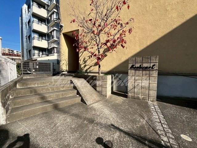 横浜市南区共進町３丁目のアパートのエントランス