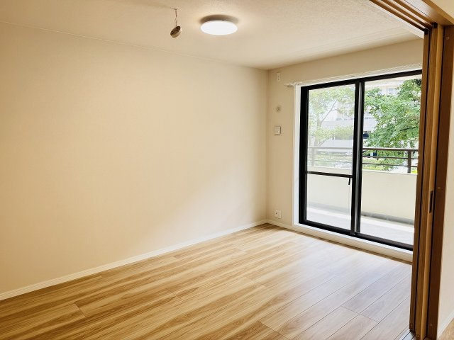 レールシティ八王子かえで通りの洋室|～リビングに隣接している5.8帖の洋室です～