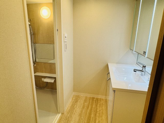 レールシティ八王子かえで通りの脱衣所|～グレージュ×木目の温かみを感じる内装です～