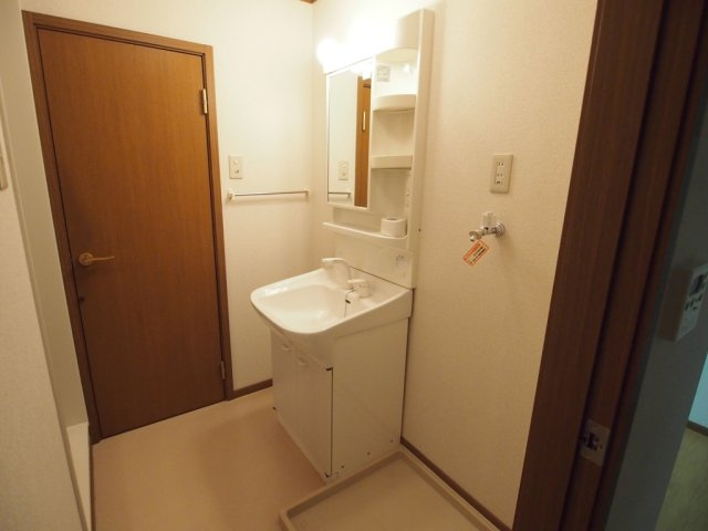 直方市大字山部のアパートの独立洗面台