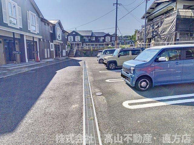 直方市大字山部のアパートの駐車場
