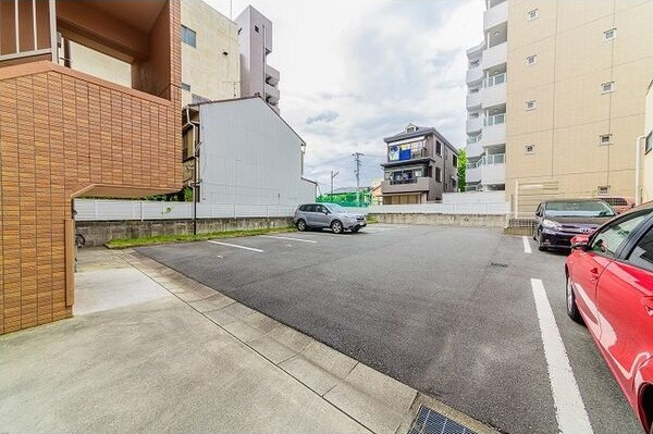 リヴェール白壁の駐車場