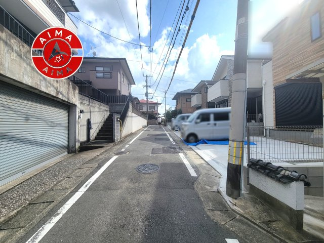 福岡市中央区笹丘3丁目第1-3棟（1号棟）　の前面道路含む現地写真|前面道路は閑静な住宅地をはしる車通りの少ない道路。お車の出し入れが苦手なママや小さなお子様にも安心ですね。しっかり舗装もされているので、ベビーカーや自転車で通っても快適に通行できます。